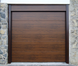 Puerta seccional imitación madera oscuro