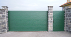Puerta corredera forrada panel ISO 45 acanalado medio. Color verde.